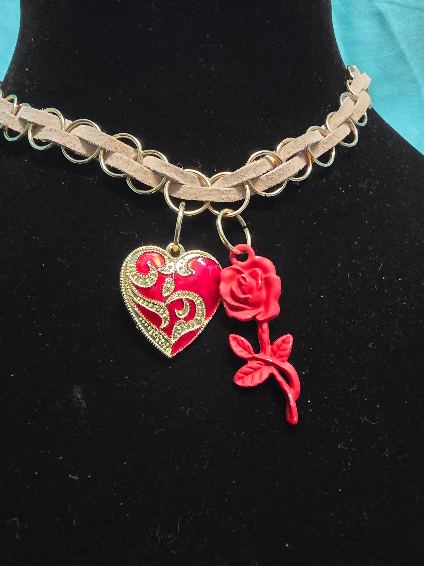 Red rose choker